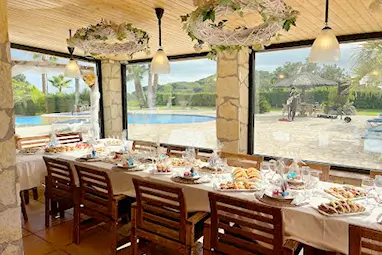 Barbacoa professional coberta amb forn de llenya - casa rural Can Jordi gastronomia exterior