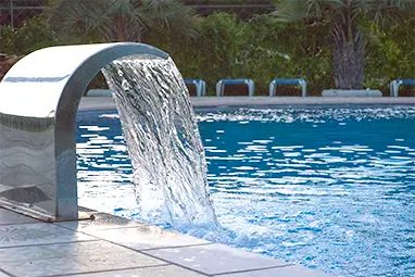 Piscina amb cascada il·luminada LED casa rural Can Jordi - piscina desbordant amb jacuzzi