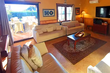 Racó musical amb piano vertical - sala música casa rural Can Jordi del Montnegre