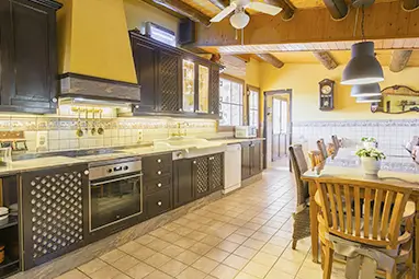 Cuina completa equipada casa rural Can Jordi - cuina per a grups 20 persones