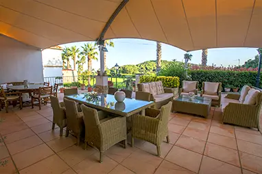 Terrassa coberta amb menjador 20 persones i zona chill-out Can Jordi del Montnegre - casa rural terrassa vistes jardí Barcelona Catalunya