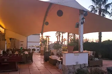 Carpa chill-out amb sofàs modulars - zona relax exterior casa rural Can Jordi