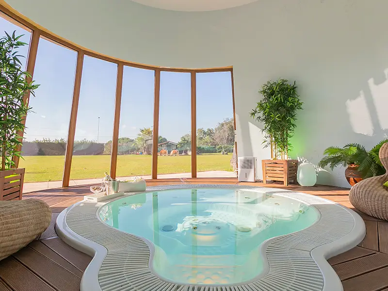 Jacuzzi panoràmic interior spa Can Jordi del Montnegre - wellness casa rural vistes jardí Barcelona