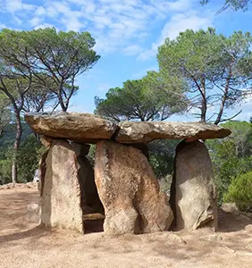 Dolmen megalític prehistòric Parc Natural Montnegre i Corredor - excursions patrimoni cultural desde Can Jordi del Montnegre casa rural Barcelona Catalunya